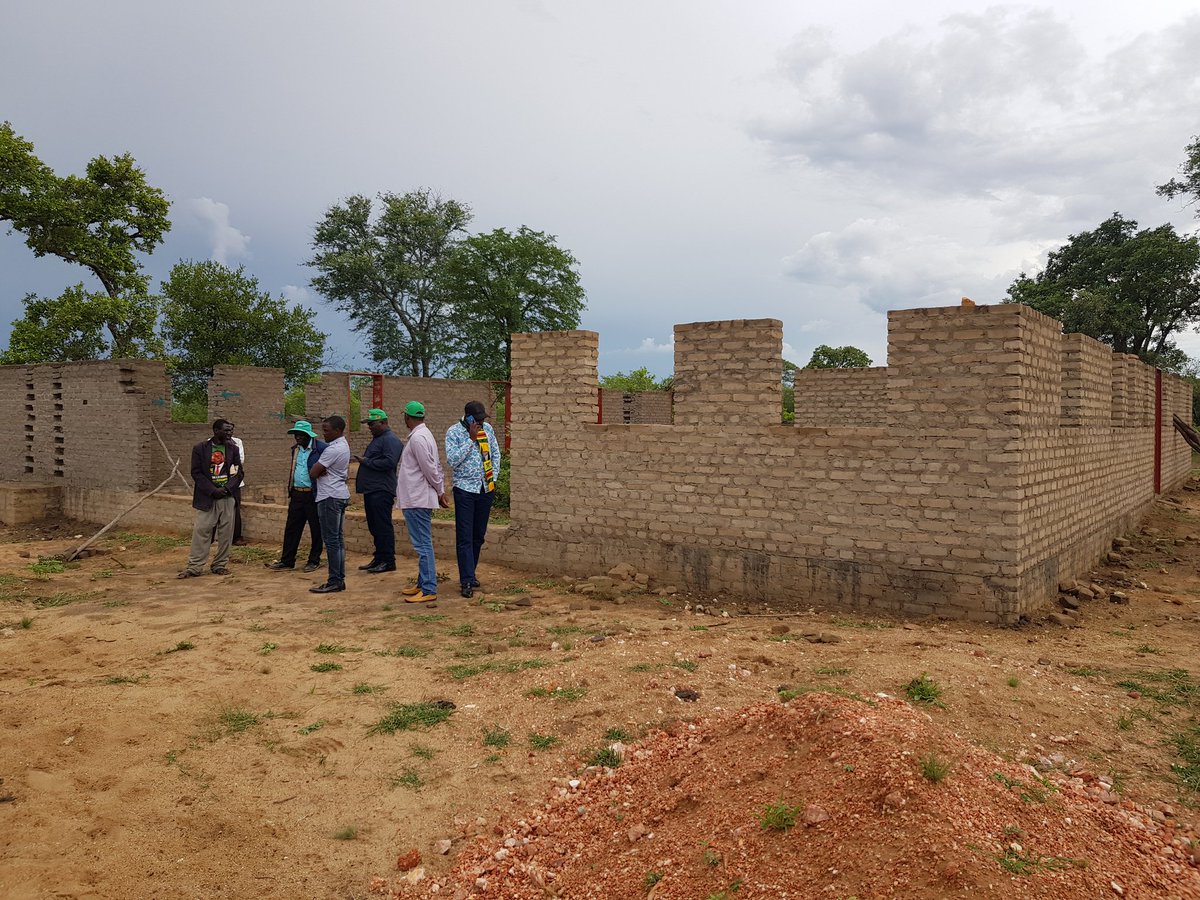 MasvingoDF's tweet photo. Masvingo West Constituency Zvehuru Clinic Then And Now. Hon Chadzamira MP for Masvingo West driving Vision 2030. Noone should walk more than 5km to access basic health. Community centered development https://t.co/Y4ouFMDcVc