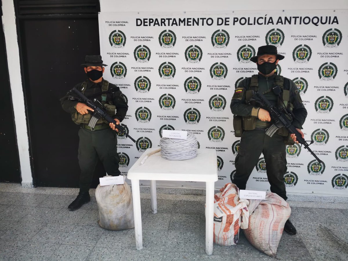 CarabinerosCol's tweet photo. #Antioquia | En actividades de protección del Capital Natural nuestro Escuadrón de Carabineros intervino 01 mina que realizaba la explotación ilegal de material aurifero, en el lugar logramos la incautación de 49 kg de urea, 27 kg de anfo y 300 metros de cordón detonante. #UNIMIL https://t.co/JLJZYzxfft
