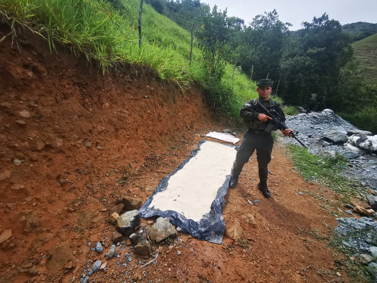 CarabinerosCol's tweet photo. #Antioquia | En actividades de protección del Capital Natural nuestro Escuadrón de Carabineros intervino 01 mina que realizaba la explotación ilegal de material aurifero, en el lugar logramos la incautación de 49 kg de urea, 27 kg de anfo y 300 metros de cordón detonante. #UNIMIL https://t.co/JLJZYzxfft