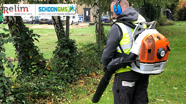 StichtingRelim's tweet image. ‘Ze vliegen over het terrein om het groen te verzorgen. En hoe? Tot in de puntjes’ 👌 Werkcoach Bert is trots op de groenploeg. ‘Ze werken in weer en wind en ik zie mijn medewerkers onder mijn ogen groeien: sommigen staan zelf versteld door de stappen die ze zetten.