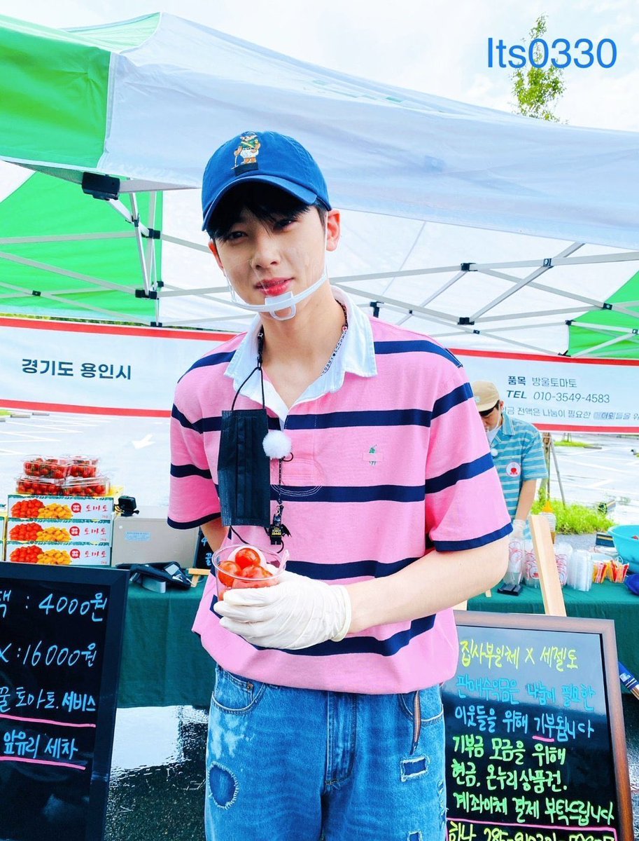 eunwoo also helped in selling tomatoes the following day, early in the morning  (2/2)