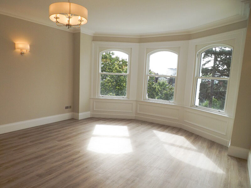RBResidential's tweet photo. ✅ Spectacular newly refurbished split level apartment with 3 bedrooms/2 bathrooms. Superb, spacious reception rooms with high ceilings &amp; character features. Benefitting from private garage &amp; communal gardens. See link for more information &amp; book viewing https://t.co/NDZzTJY8bJ https://t.co/2KBFroE6Ij