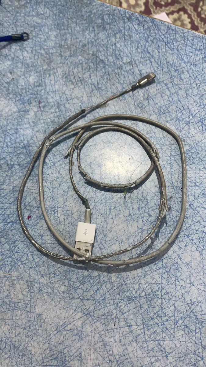 iamSamAbhishek's tweet photo. @AppleSupport @Apple one of the best cables used till date, it’s been 4 years and still counting. This is what we call robustness and customer satisfaction #apple #AppleStoreindia #appleindia #gadgets https://t.co/mEFnMenJfk