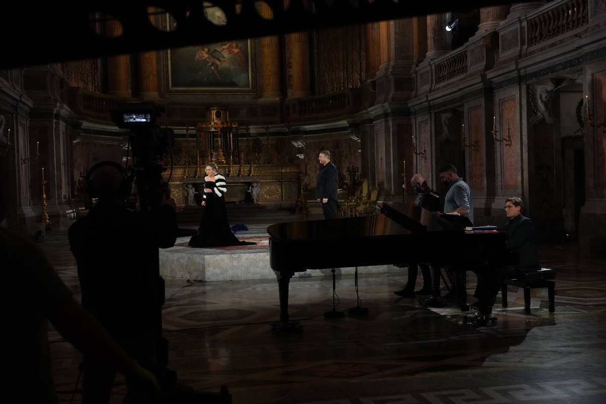 reggiadicaserta's tweet photo. #METstarsLiveinConcert 🎙|Prosegue la marcia di avvicinamento del grande evento a porte chiuse e in diretta steaming del Metropolitan Opera in Cappella Palatina.
In questo scatto le prove di Diana Damrau e Joseph Calleja con Roberto Moreschi al piano.

📸Jürgen Hausmann/@MetOpera https://t.co/gBeYiw2hN9