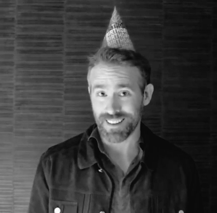 Ryan Reynolds de chapéuzinho de aniversário passando pela sua tl. 

Happy birthday,   