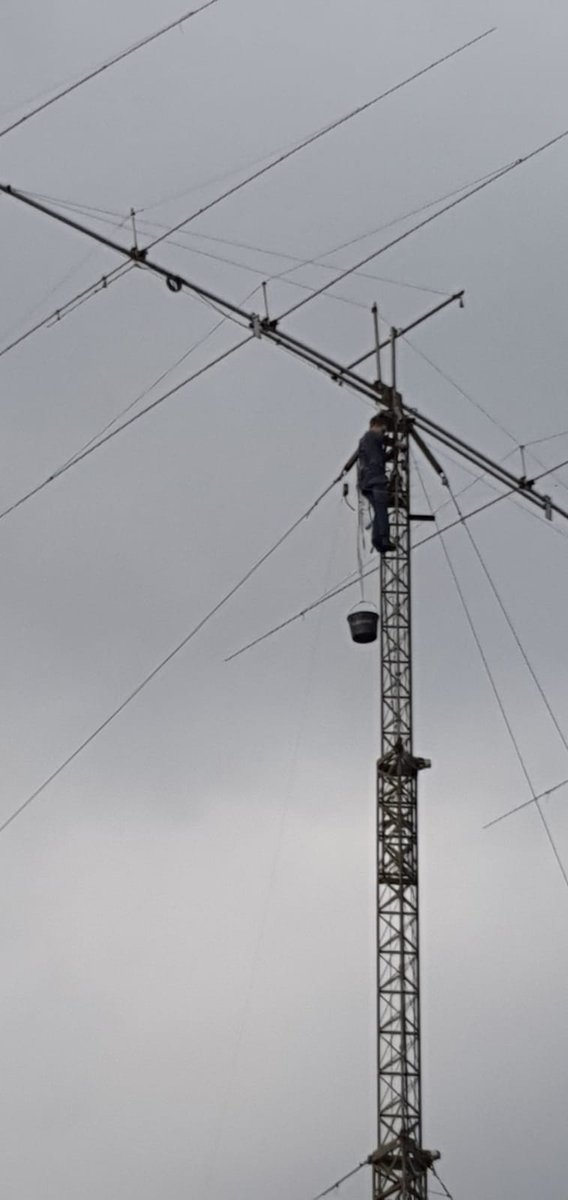 PI4COM's tweet photo. Last minute repair work! Florian PB8DX fixing rotor issue with main 20m yagi just hours before #CQWWSSB
Cu in the contest !!
#hamradio #PI4COM #PB8DX https://t.co/lk7DZJSd5i