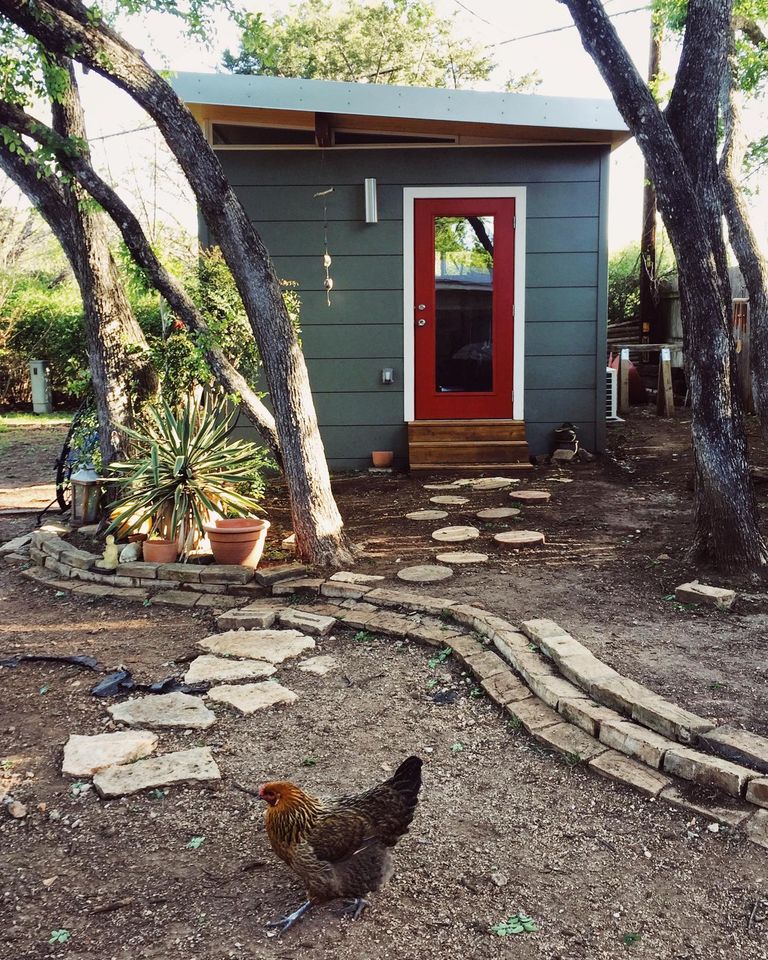 KangaRooms's tweet image. Sometimes, in life, you would rather be feeding the chickens!

#tinyhome #kangaroomsystems #tinyliving #chickens #farming #ATX