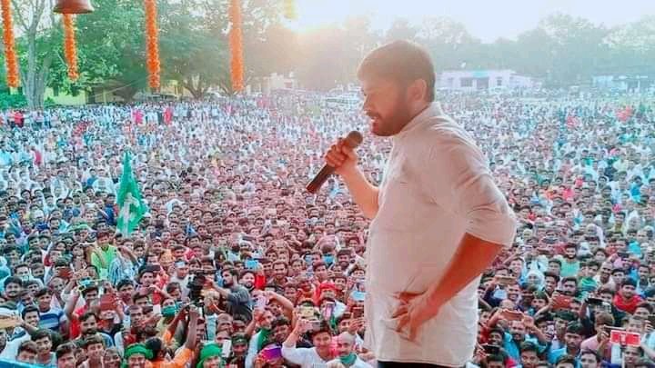 "कैसे मंज़र सामने आने लगे हैं
गाते-गाते लोग चिल्लाने लगे हैं 

अब तो इस तालाब का पानी बदल दो
ये कँवल के फूल कुम्हलाने लगे हैं"

-दुष्यंत कुमार