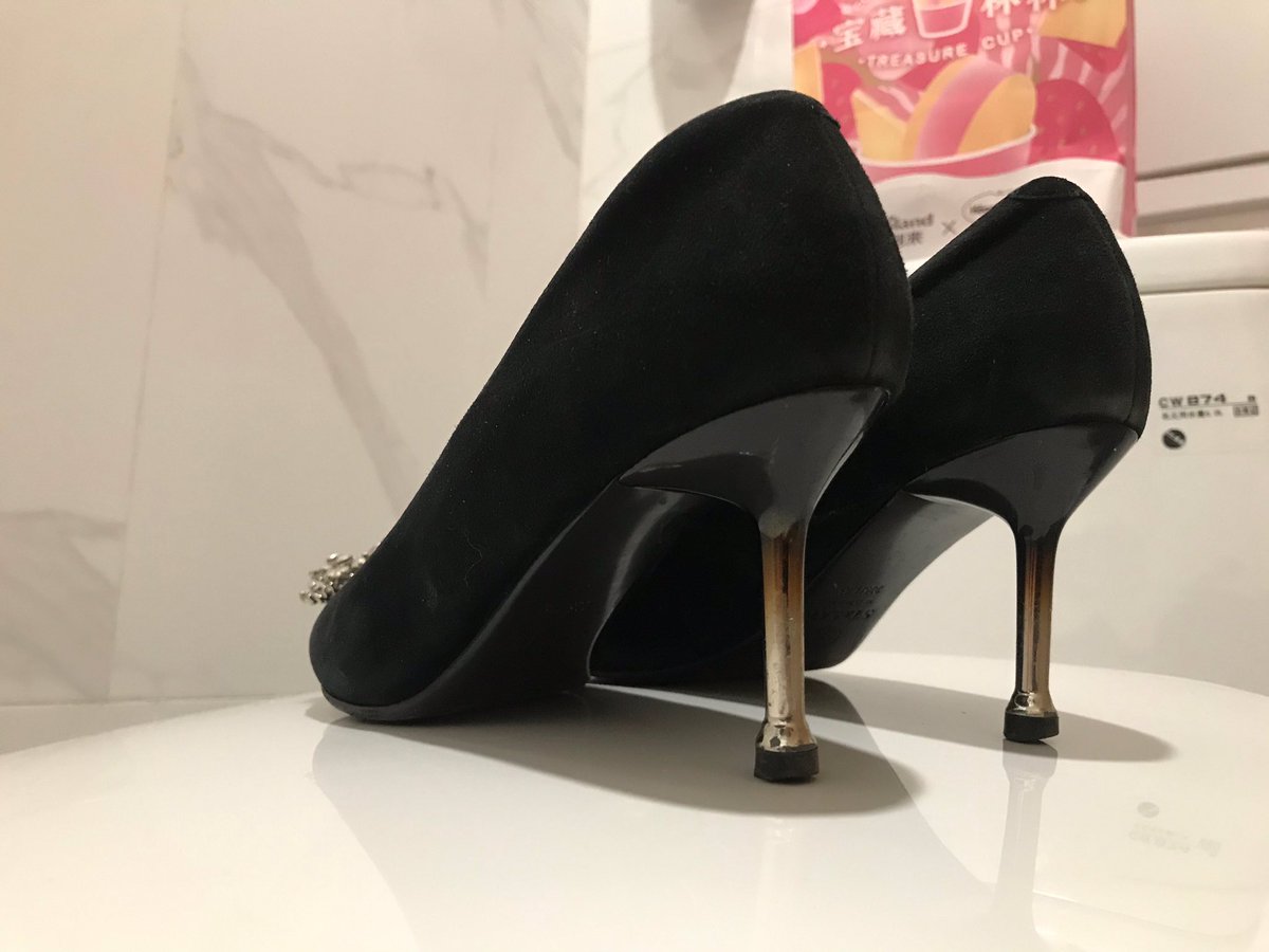 等着深夜去扫更衣室 看了看推 有点兴奋 必须先拿同事的高跟发泄一下了
#原味 #原味丝袜 #丝袜诱惑 #原味袜 #原味衣物 #原味胖次 #原味内裤 #先撸为敬 #扫楼 #打胶 #高跟 #更衣室 #原味袜袜