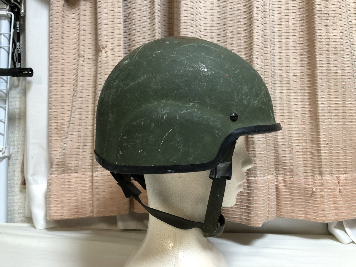 Un チンストラップの金具はヨーロッパの軍用ヘルメットでよく見るタイプ 名前知らないw でした フツーにファステックスとかの方が便利かなとは思うけど 強度的には金属の方が便利なのかな いやよく知らんけど