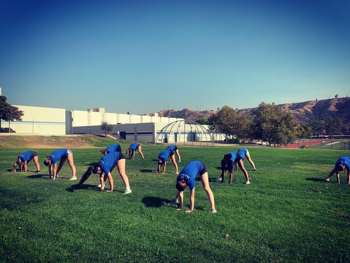 SaugusSoftball1's tweet photo. Varsity returners making a workout video to encourage our students to keep moving to stay healthy! 🥎 💪🏼💙#saugussoftball #unityofcommunity #saugusstrong https://t.co/fvvq4tUCFB