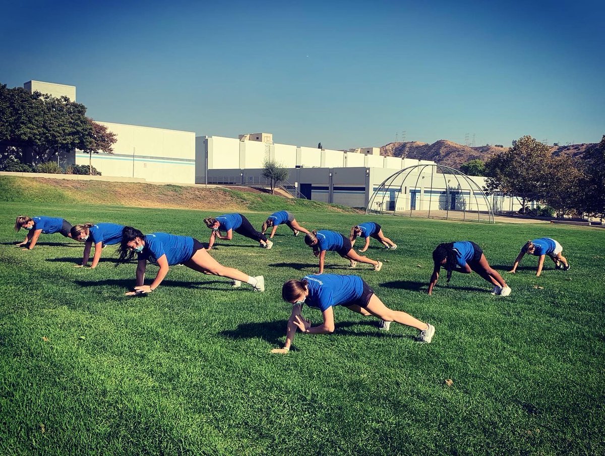 SaugusSoftball1's tweet photo. Varsity returners making a workout video to encourage our students to keep moving to stay healthy! 🥎 💪🏼💙#saugussoftball #unityofcommunity #saugusstrong https://t.co/fvvq4tUCFB