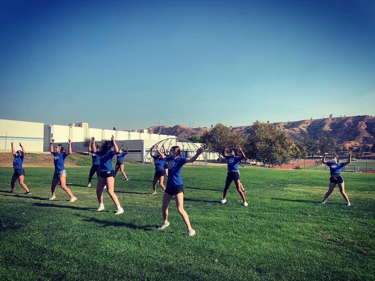 SaugusSoftball1's tweet photo. Varsity returners making a workout video to encourage our students to keep moving to stay healthy! 🥎 💪🏼💙#saugussoftball #unityofcommunity #saugusstrong https://t.co/fvvq4tUCFB