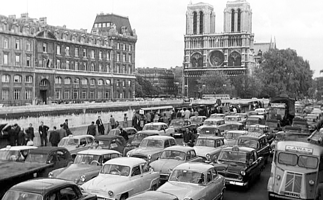 bo_gilles's tweet photo. 🚗 - 13 -  Paris ... 🚗🚗🚗🚗🚗🚗....Jeu : retrouver quelles voitures bouchonnent sur le Quai ? 🤔😃
 Happy #FrenchCarFriday  #frenchcar #Classiccar #Oldtimer #Vintage #VintageLegends #vintagecars https://t.co/g6EnYehwBo