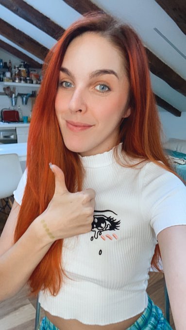 Empiezo mi primera emisi&oacute;n en twitch 👋🥳 Estare conectada hasta las 18:00 👉 https://t.co/84l7QA57qg https://t