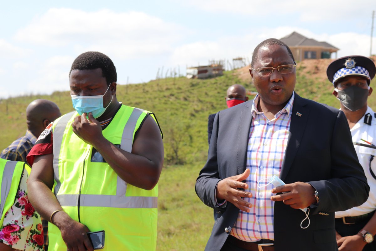 EswatiniGovern1's tweet photo. Prime Minister Ambrose Dlamini has concluded his tour of the Luve-Nsingweni Road &amp; the Manzini Golf Course Interchange. The Luve-Nsingweni Road is part of Government's gravel roads revamp project covering 200kms while the Interchange is meant to ease traffic congestion on the MR3 https://t.co/yDtPLZHK6N