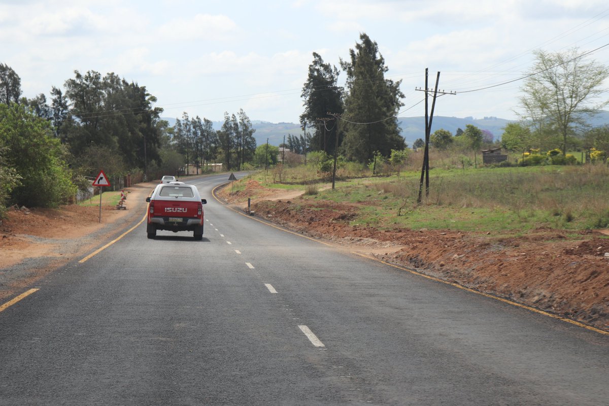 EswatiniGovern1's tweet photo. Prime Minister Ambrose Dlamini has concluded his tour of the Luve-Nsingweni Road &amp; the Manzini Golf Course Interchange. The Luve-Nsingweni Road is part of Government's gravel roads revamp project covering 200kms while the Interchange is meant to ease traffic congestion on the MR3 https://t.co/yDtPLZHK6N