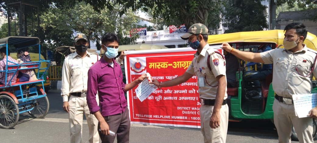 DMCentralDelhi's tweet photo. #Mask_Agrah and #hand_sanitizer_distribution by team #DM_Central at #ITO_Police_Hadquarters , #maulana_Azad_Medical_College and #Dariyaganj_Police_station.
#WearMask #StayHomeStaySafe
@Dilkhush_ias @brgausingha @HarishM07710561 @SarhanAhmed15 @DCPCentralDelhi @msisodia https://t.co/MhGJ9mOXQl