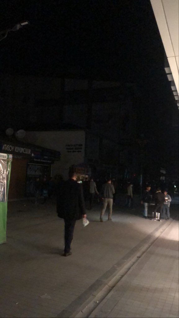 Ağrı da an itibari ile elektrik kesintisi  oldu.  Olası bir saldırı olabilir. Halk panik içinde #ağrı #tedaş 😊😊😂😂