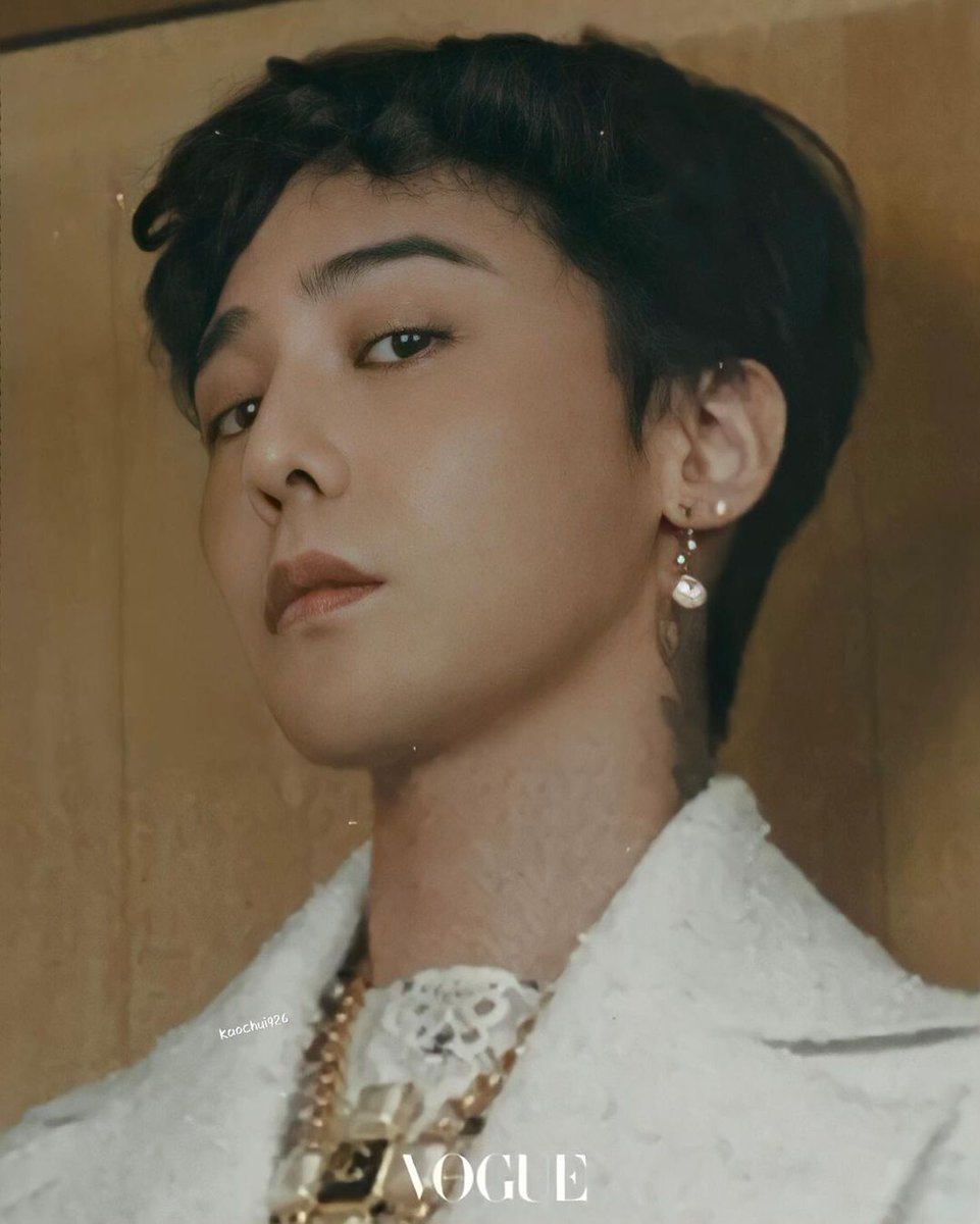 lhviiiviii's tweet image. #GDRAGON x CHANEL for VOGUE Korea Magazine! (cr. kaochui926)💛💛💛

instagram.com/p/CGsB84wH5l5/