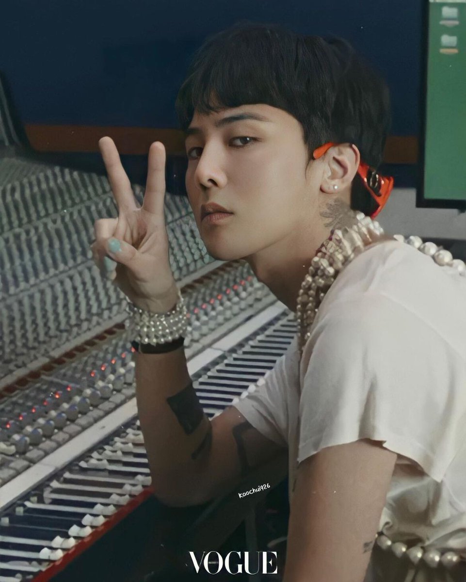 lhviiiviii's tweet image. #GDRAGON x CHANEL for VOGUE Korea Magazine! (cr. kaochui926)💛💛💛

instagram.com/p/CGsB84wH5l5/