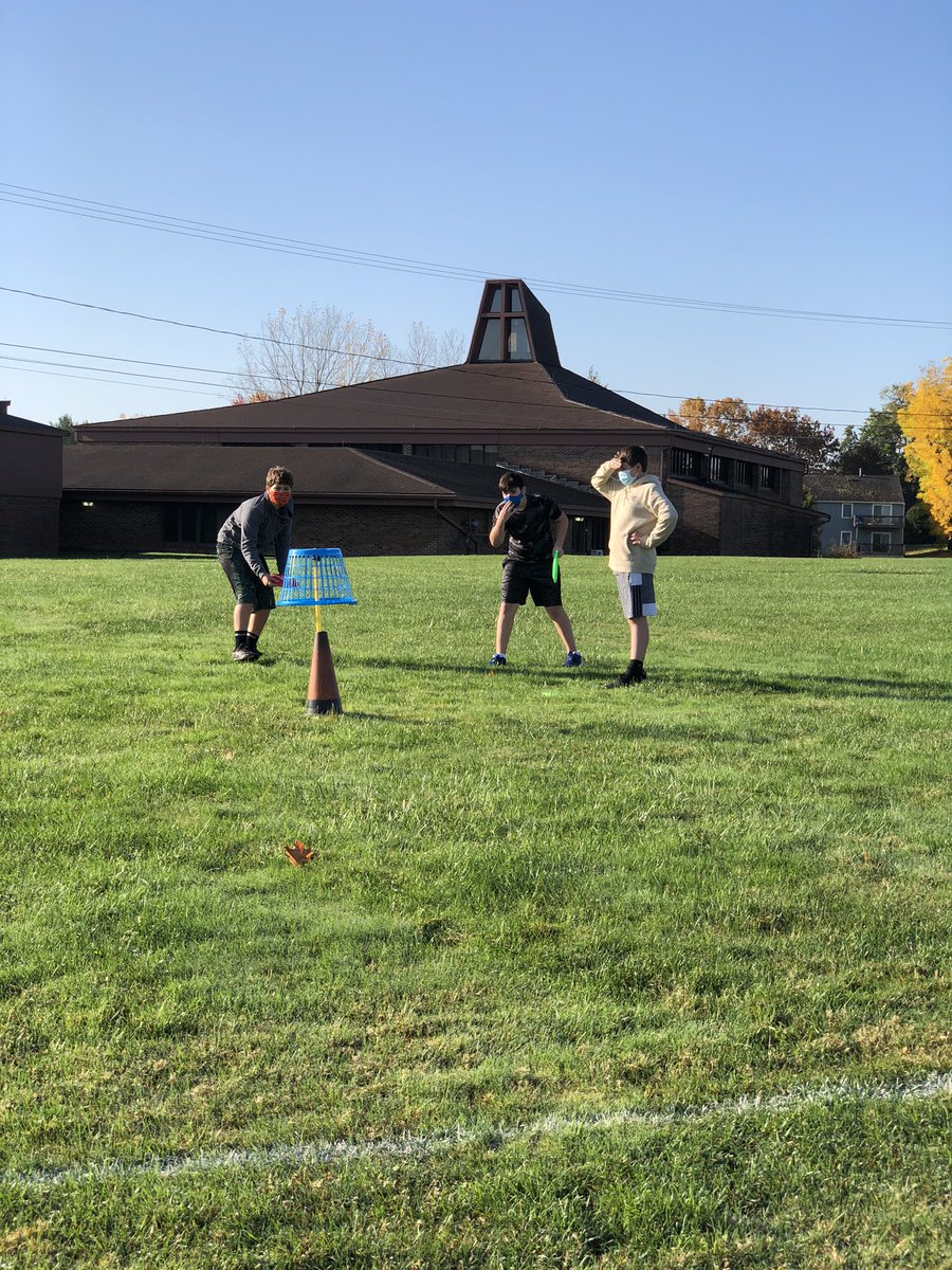 Frisbee golf success this morning 🥏🥇so nice to get outside &amp; learn new activities! Kiddos are LOVING it #PhysEd #HOLEinONE #birdie