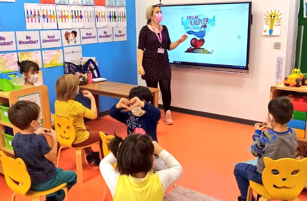 P4U Erken Çocuklukta Felsefe Eğitimi ile öğrencilerimizin eleştirel ve yaratıcı düşünme yetisini geliştiriyoruz.Bu hafta"Sevgi"teması kapsamında"Kırılan Kalpler Nereye Gider?"hikaye kitabını okuyup sorguladık.
<a href="/ardaergez/">Arda ERGEZ</a> 
<a href="/elifkarakusugur/">Elif Karakuş</a> 
<a href="/TYorulmazlar/">Tuğçe Lale Yorulmazlar, MA</a>
<a href="/meltemsaricii/">Meltem Duygu SARICI</a>
<a href="/BalgatUAL/">UĞUR OKULLARI BALGAT KAMPÜSÜ</a>