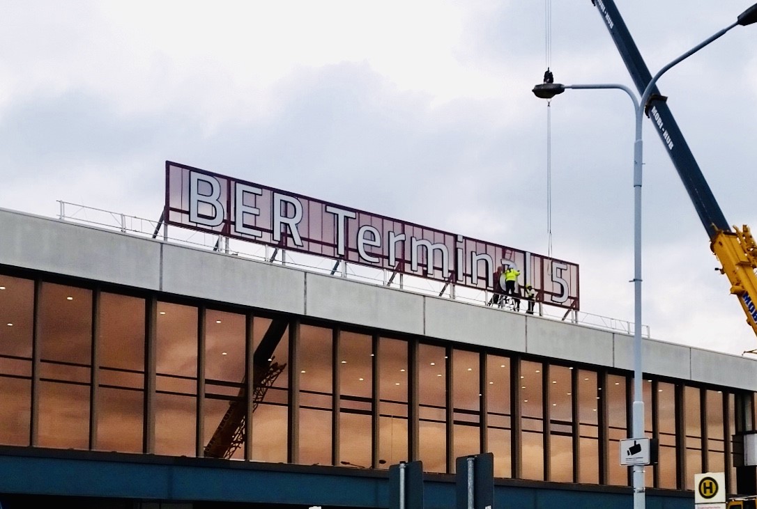 bpol_b's tweet photo. Aus #SXF wird #Terminal5. Verändert hat sich nur der Name, die #Sicherheit bleibt!
Nur noch 6 Tage bis zur Eröffnung des #BER. ⌛️
#almostreadyfortakeoff #helloBER
#T5 https://t.co/ajQF9X6FIZ