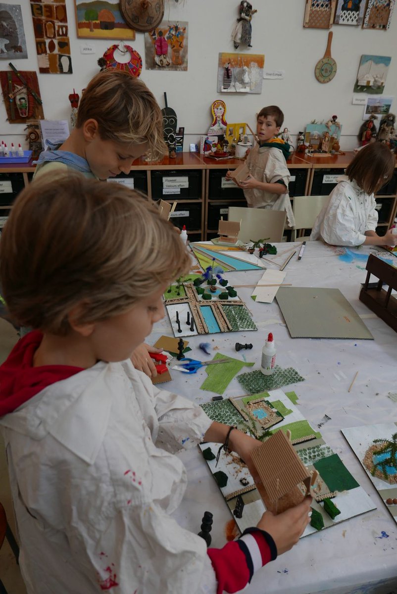 HaagsKinderAtel's tweet photo. Wat een heerlijke #herfstvakantie was dat! 🍁 🍂🍃  Binnen de richtlijnen organiseerden we een workshopweek voor 3-99 jaar. Deze foto's zijn van 'Hedendaagse #kunst Japan-NL n.a.v. Takeo Yamaguchi en Willem Hussem' en 'Japanse tuin; ontwerp en maquette maken'. #denhaag https://t.co/VRGquej76r