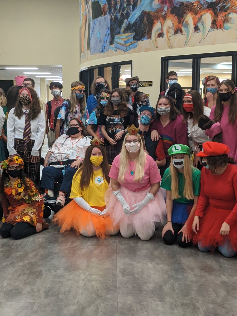 LebanonHSTigers's tweet photo. Today the LHS seniors and staff continued a tradition of celebrating Halloween by wearing costumes at school! #TigersTogether https://t.co/MfEh3WzdOR