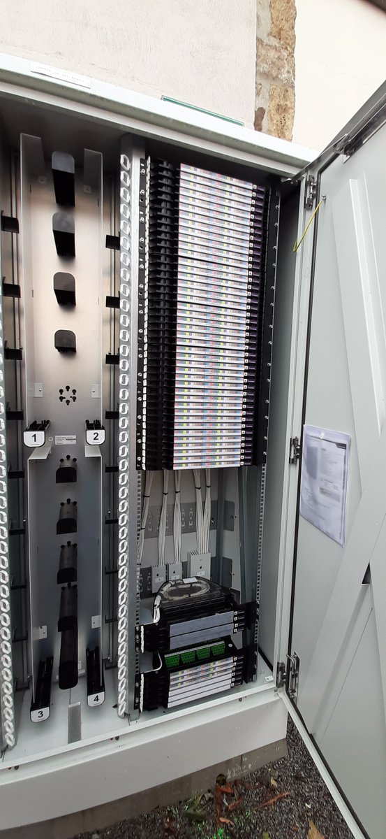 La #fibre arrive en <a href="/saoneetloire/">Saône-et-Loire</a>! 1ères prises #FTTH raccordables en zone #AMEL un an après la signature : 250 communes et 100 000 prises FTTH seront déployées d'ici à 2023. Aujourd'hui inauguration du PM de #CrèchesSurSaone. Bravo aux équipes bourguignonnes! @CovageSUD_EST