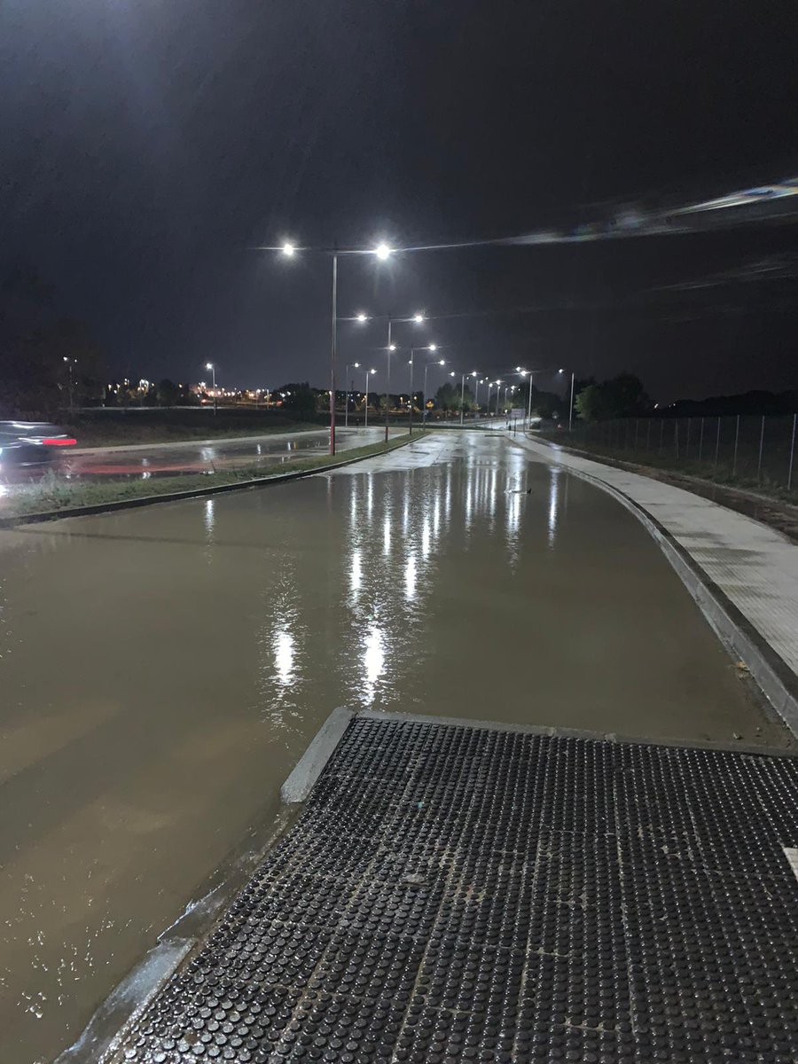 Ayer tarde-noche estuvimos con cuatro dotaciones en distintas puntos del municipio eliminando  balsas y acumulaciones de agua para que la circulación por el municipio fuera segura. Tambien acudimos a varias viviendas con sotanos y garajes inundados. #asem112 #Navalcarnero