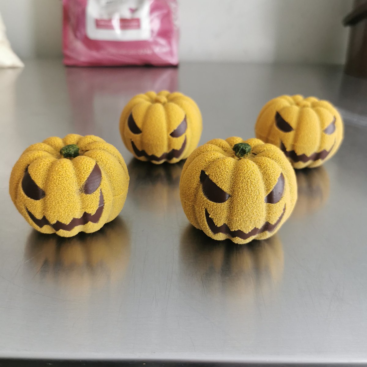 CREATE_EDU_PROJ's tweet photo. Wow take a look at these hollow chocolate #halloween pumpkin's from @UKPastryArt 🎃🎃
Made with the @TeamMayku FormBox!
Find out more: https://t.co/FZYxXF90sn https://t.co/AkhYZArPkY