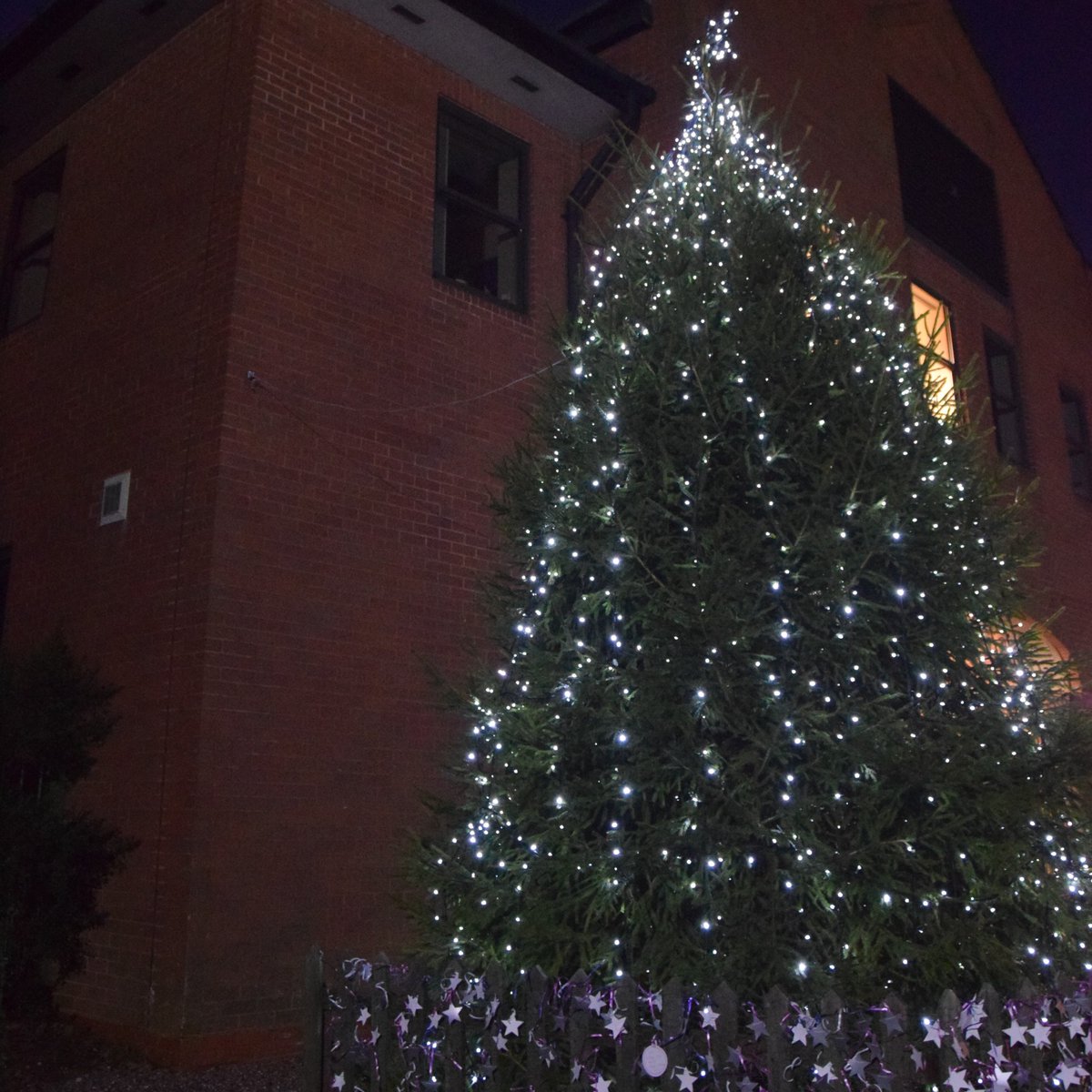 brumshospice's tweet photo. We have a special Christmas tree this year for you to leave your dedication to a loved one. Click below to go to our dedication site where you can choose a star, add a photo &amp; make a donation to support the Hospice through these tough times. Thank you ✨ https://t.co/qSY55UJJOC https://t.co/Bz5VaBQkU1