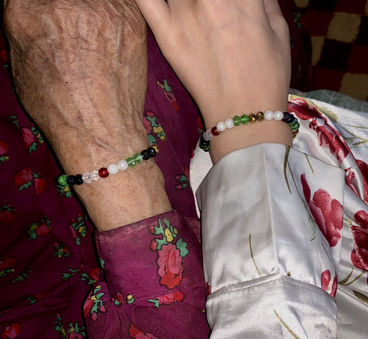 sh_Alh9's tweet photo. سوارة حُبّنا أنا وجدتي 🌱🤍♥️💚🖤)" https://t.co/iDVvKxPv2j