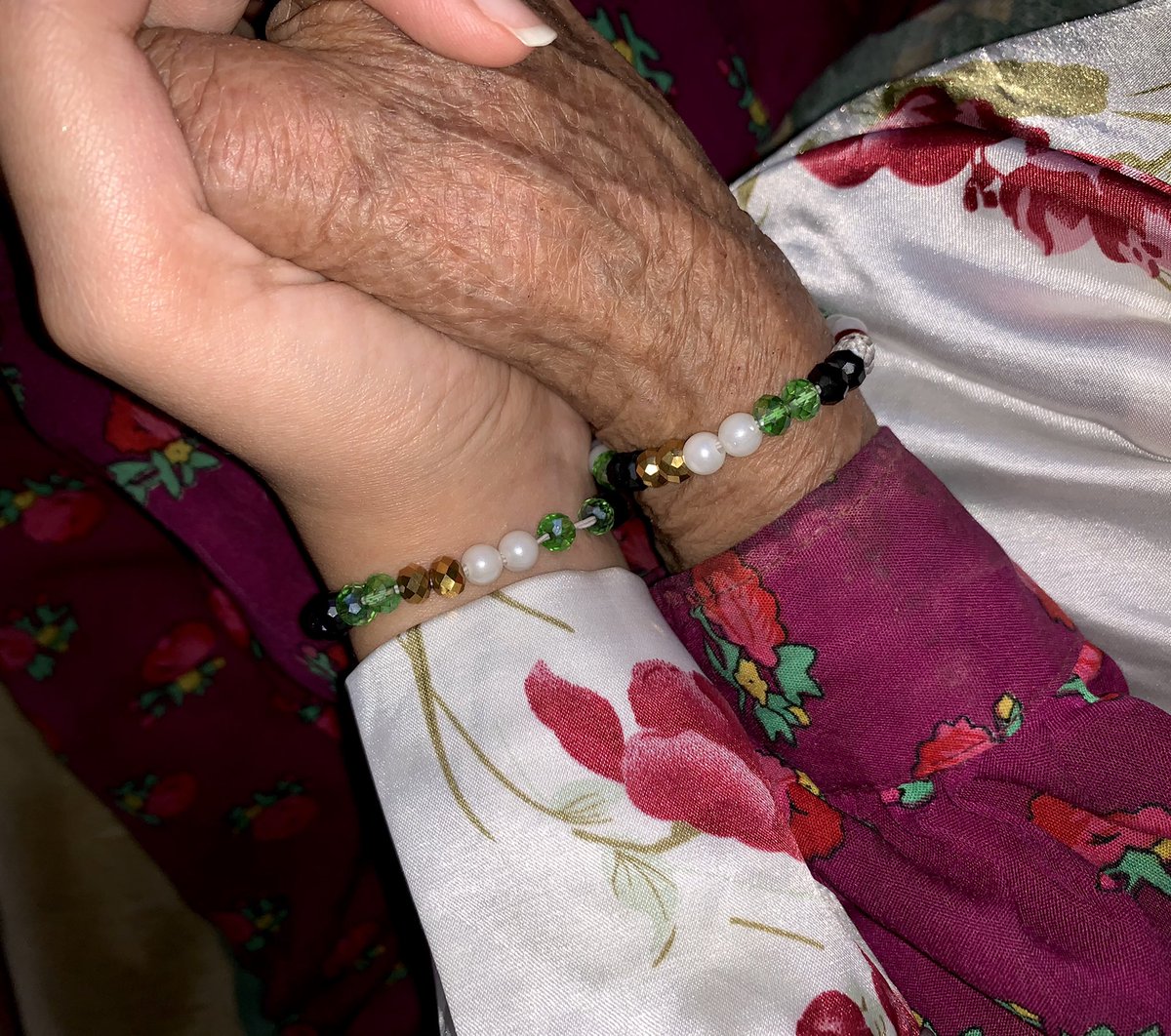 sh_Alh9's tweet photo. سوارة حُبّنا أنا وجدتي 🌱🤍♥️💚🖤)" https://t.co/iDVvKxPv2j