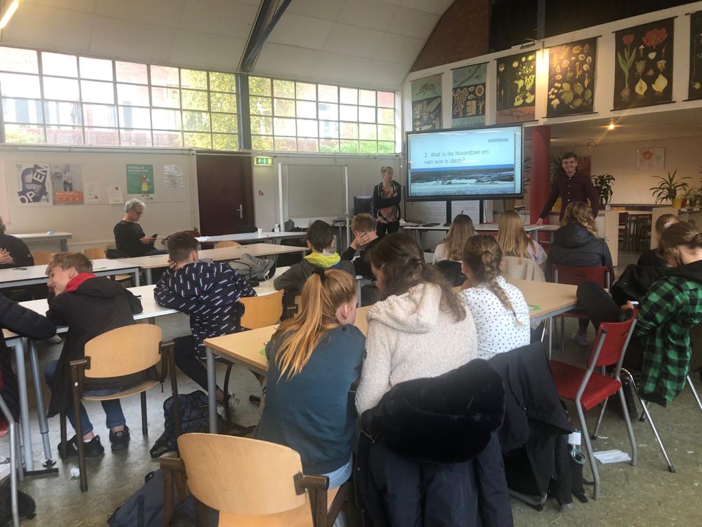 De Noordzee, de energietransitie, klimaatverandering… Allerlei onderwerpen die ter sprake kwamen tijdens de gastles van de BVJN i.s.m. Dutch Wavemakers aan vwo 3. Ze gaven de gastles op 23 oktober op het Montessori Lyceum in Groningen. burgemeestervanjouwnoordzee.nl/2020/10/23/bvj…