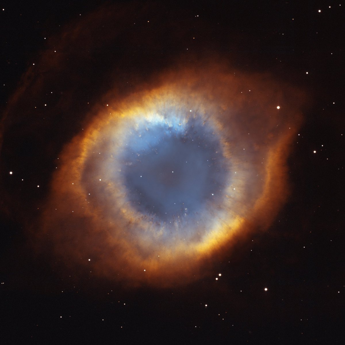 Dans ses dernières réserves de carburant, le soleil va souffler ses couches externes pour former une nébuleuse planétaire grandiose, et qu’il n’y reste que son noyau: une naine blanche, aussi grande que la Terre. (Illu: nébuleuse de l’hélice) qui