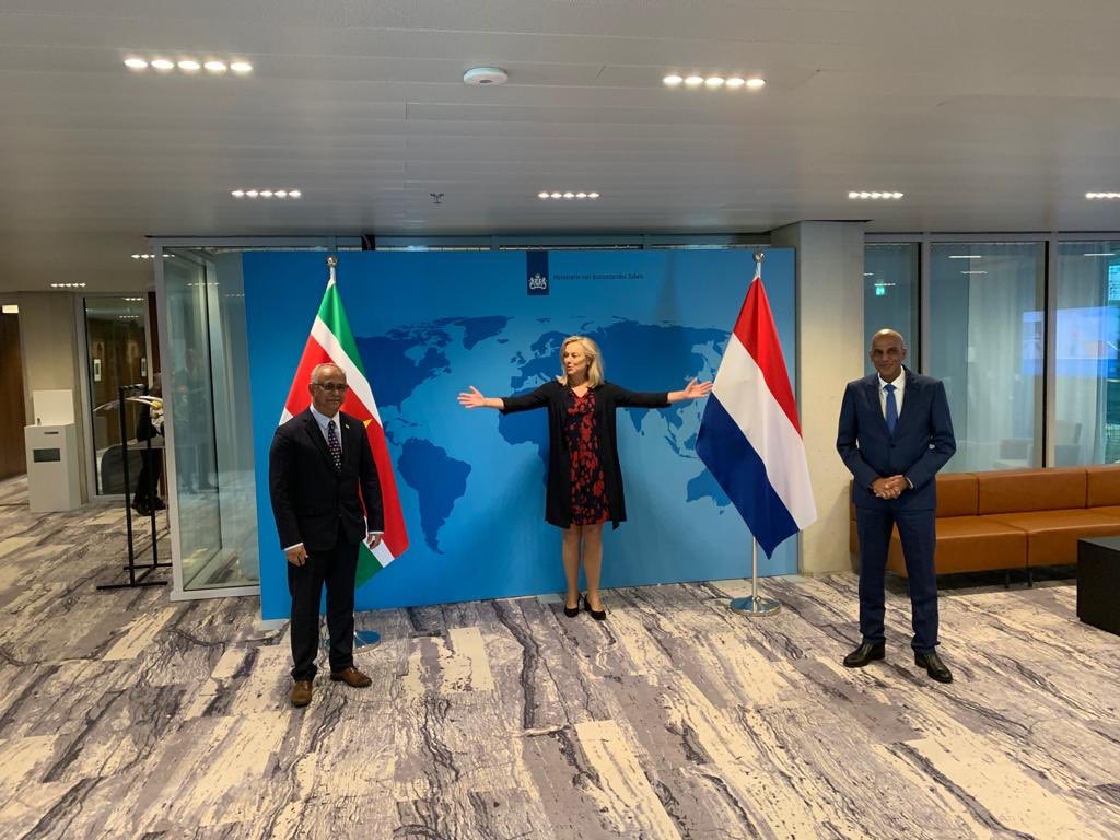 Goed vervolggesprek met Surinaamse ministers Ramdin (Handel en Internationale Samenwerking) en Achaibersing (Financiën) over concrete opvolging ten bate van Suriname en zijn bevolking; handel, investeringen en ondersteuning bij bestrijding van corona, zoals het belang van vaccins