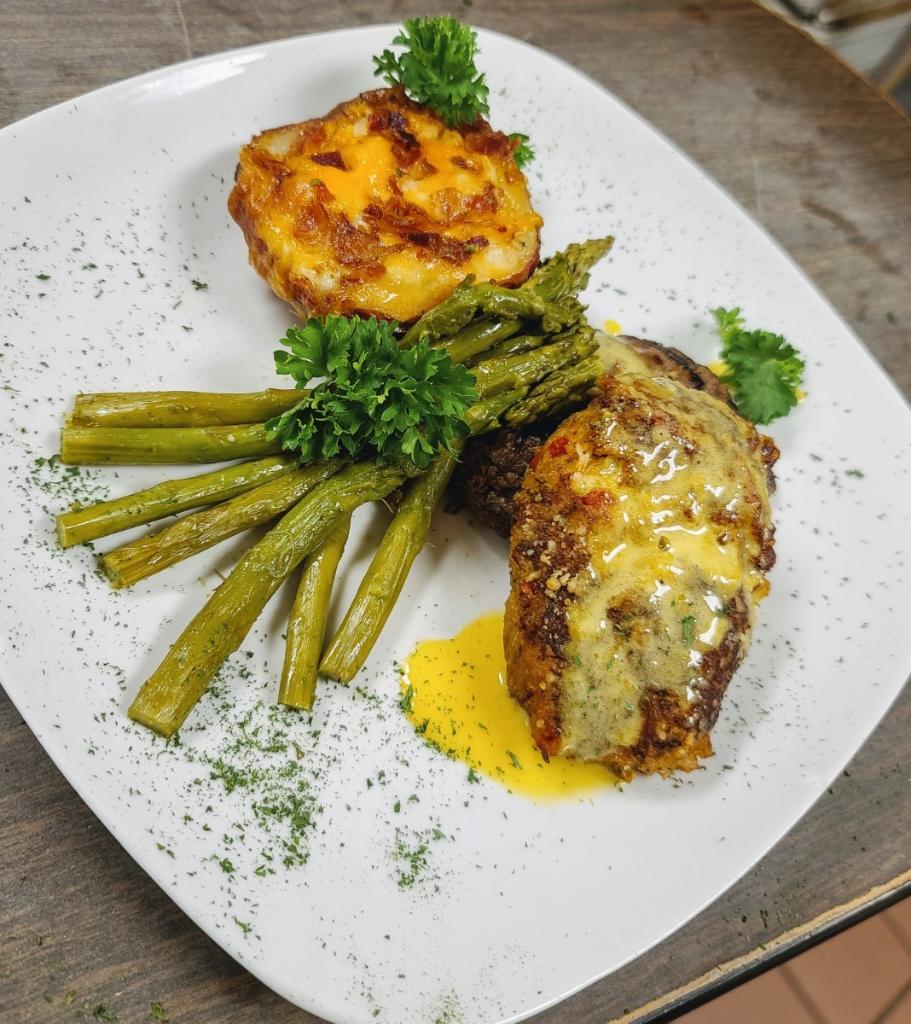 ShelbyCrossing's tweet photo. Eating good for our Mystery Theme Week! #TrilogyChefs #TrilogyOrientExpress #TrilogyThemeWeeks https://t.co/FXgMf3BbGi