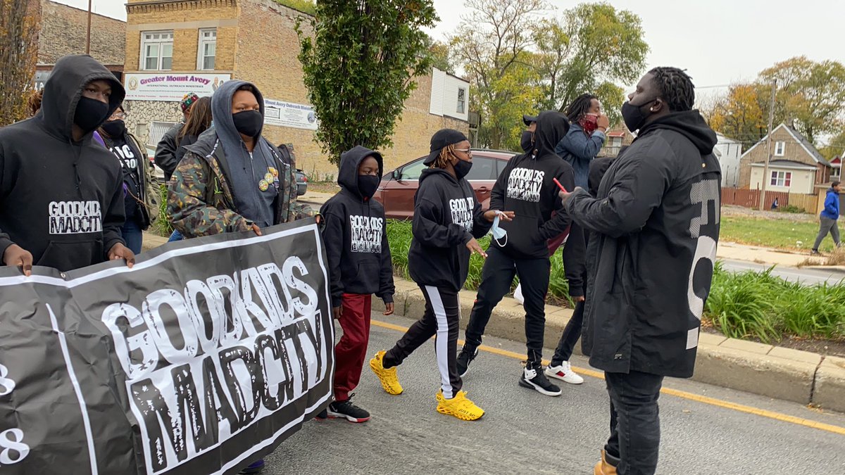 GKMC18's tweet photo. G @CNN just reported that only about 40% of people across the country wear their mask consistently. They said if we can get that up to 95% we can save 129,000 lives between now &amp; February! We mask up and you should too! Tell your homies to #WearAMask 
#MaskUp 
#GoodKidsMadCity 😷 https://t.co/oPTuQgspxa
