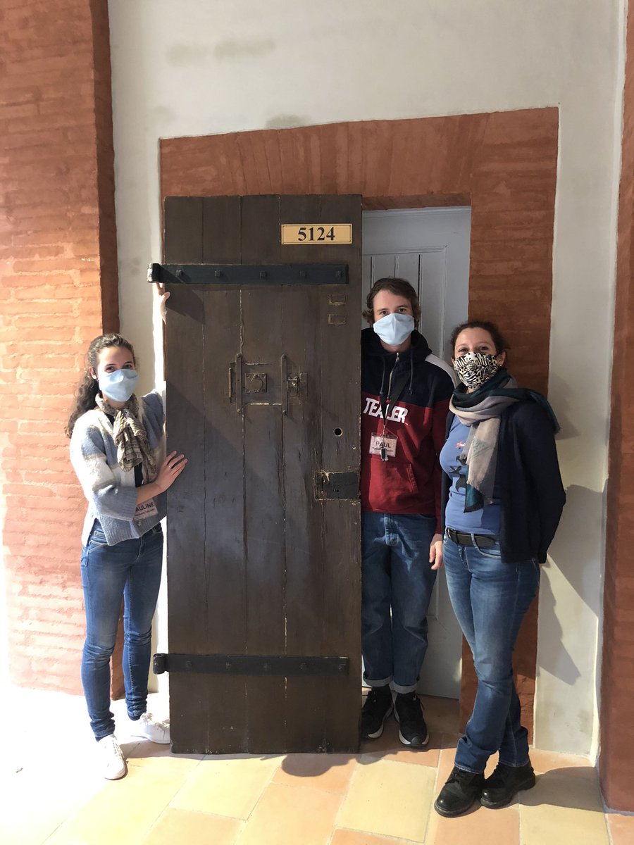 ClanetPierre's tweet photo. [Une petite histoire de porte] 🚪🔑

L’installation continue au #Castelet pour son #ouverture prévue le 2️⃣9️⃣ octobre. 

Shakti, Pauline et Paul, notre équipe de #médiation du tonnerre, installait ce matin une véritable porte de la #prison Saint-Michel à l’intérieur du Castelet ! https://t.co/JNBlePv9w6