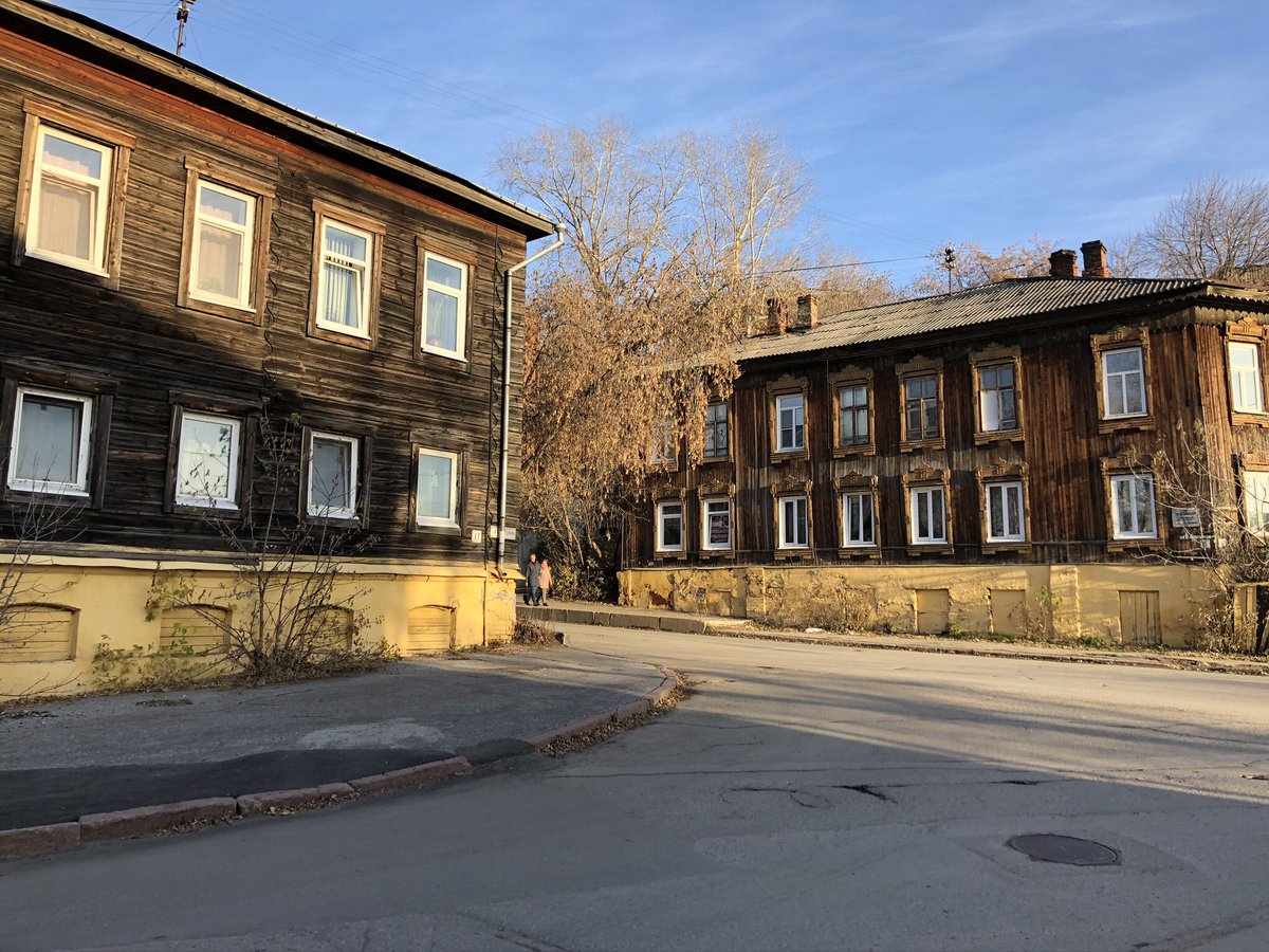 It’s not an original opinion but the wooden houses of Tomsk, Siberia are a wonder to behold. A short thread on what I learnt about their history and peculiarities on a visit to the city this week 1/9