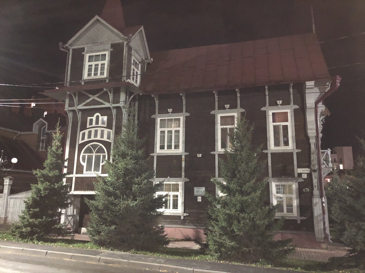 It’s not an original opinion but the wooden houses of Tomsk, Siberia are a wonder to behold. A short thread on what I learnt about their history and peculiarities on a visit to the city this week 1/9