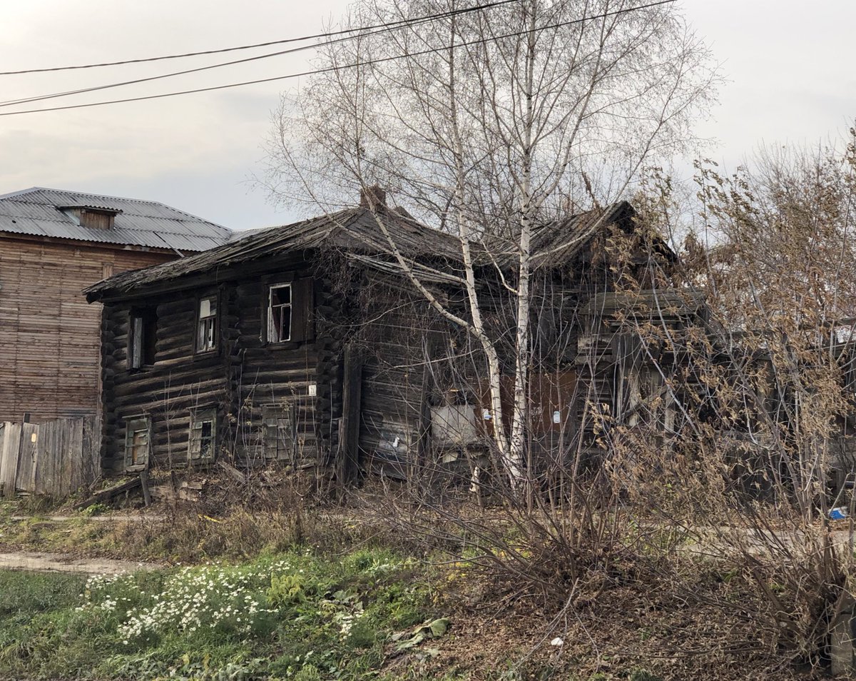 This is Tomsk’s oldest building, 71 Oktyabrskaya Street, between 250 to 300 years old. It’s on the verge of collapse. 8/9
