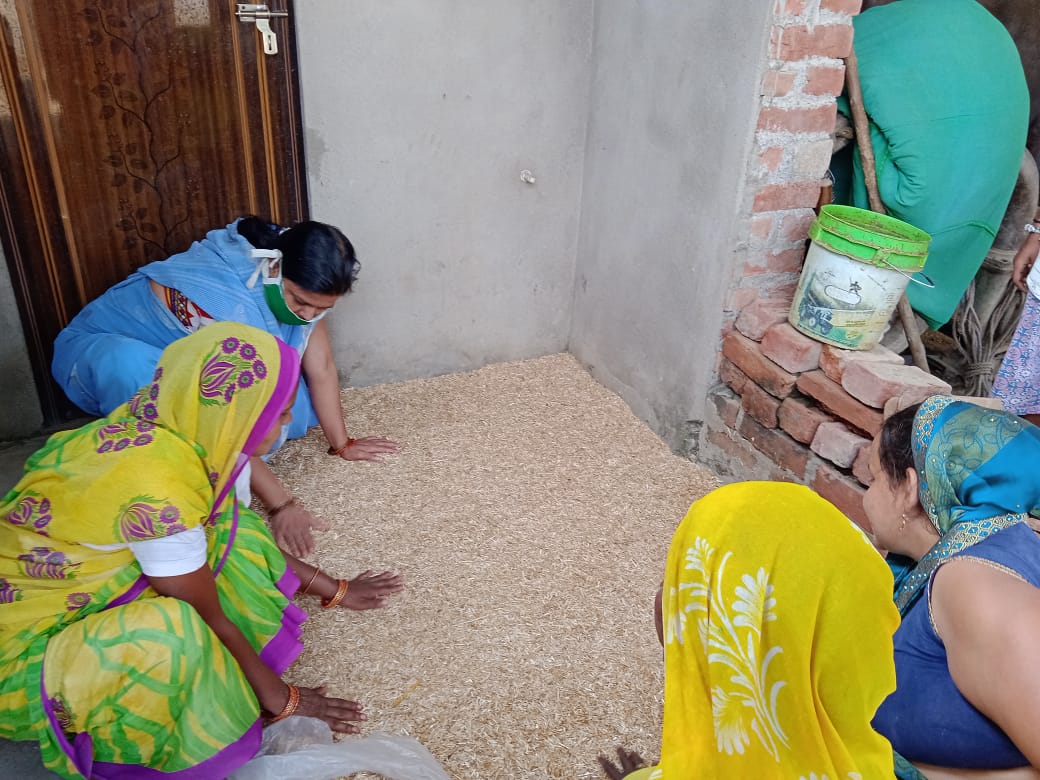 BmmuMall's tweet photo. आज माल ब्लाक की विभिन्न ग्राम पंचायतों में मिशन शक्ति कार्यक्रम के अंतर्गत आजीविका संवर्द्धन हेतु फार्म आजीविका साखियों द्वारा किसान पाठशालाओं का आयोजन किया गया जिसमें अजोला,नीमास्त्र,जीवमृत,यूरिया उपचारित भूसा तैयार करवाया गया @NrlmL @Prerna_UPSRLM https://t.co/xOVaqjYYnY