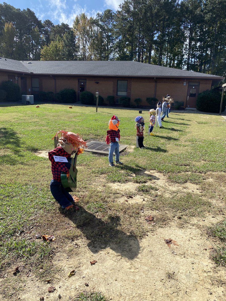 cwcofield's tweet image. The Scarecrow Trail at Boaz Elementary is awesome. @smrsports @whnt @waff48 @WAAYTV @randicofield #boaz @BoazALCH