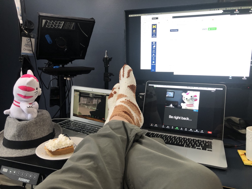 drchuck's tweet photo. As the @UMSI #SI364 students finish up and the #SI664 students prepare to get started, I took a quick break to refill my coffee and get a slice of pumpkin pie. I left @Sakaiger in charge. #PumpkinSpiceFall https://t.co/IGT7YjHn5G