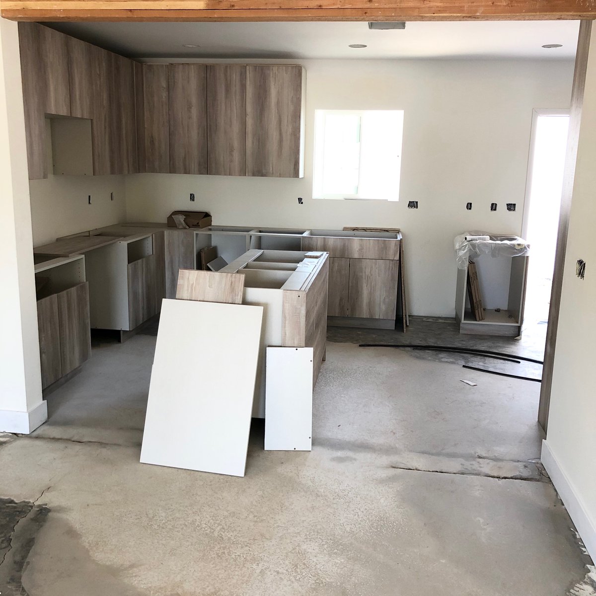 The cabinets are being installed! 🙌🙌🙌 
.
.
.
#topcomp #azrealestate #topdollar #sellformore #phoenixrealestate #scottsdalerealestate #renovations #updatetosell #renovatetosell