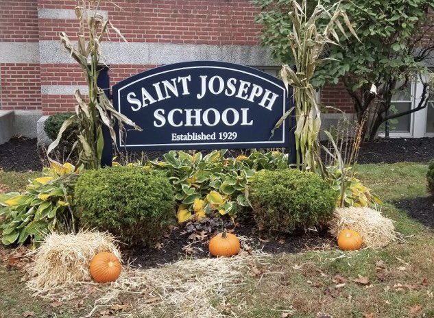 sjsmedford's tweet photo. Team Effort! Parents unloaded the pumpkins for us to paint them in art class next week!   🎃🎨 https://t.co/MFdfH010k7